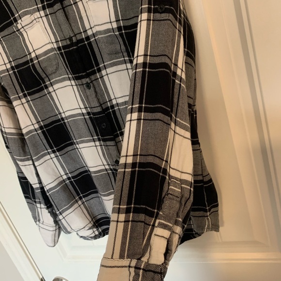 Like New! Calvin Klein Black/White Plaid Button Down Collared Long Sleeve Shirt - Picture 2 of 6